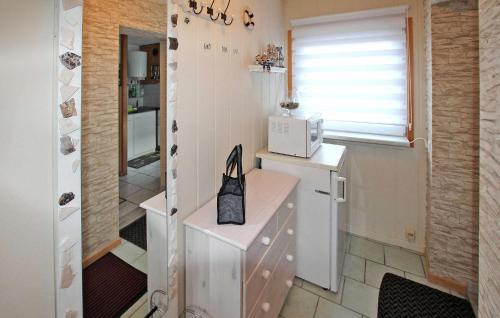een kleine keuken met een koelkast en een magnetron bij Amazing Home In Fuhlendorf With Kitchen in Fuhlendorf