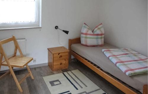 - une chambre avec un lit, une chaise et une fenêtre dans l'établissement 2 Bedroom Stunning Home In Mirow, à Mirow