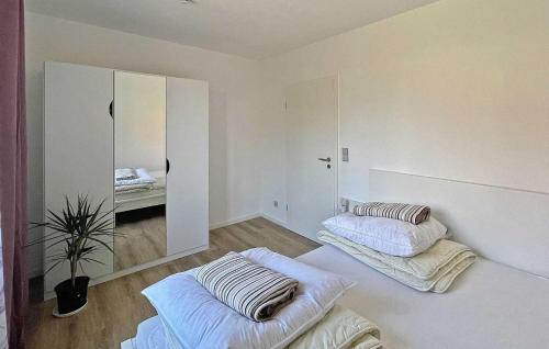 Un pat sau paturi într-o cameră la 2 Bedroom Stunning Apartment In Poseritz