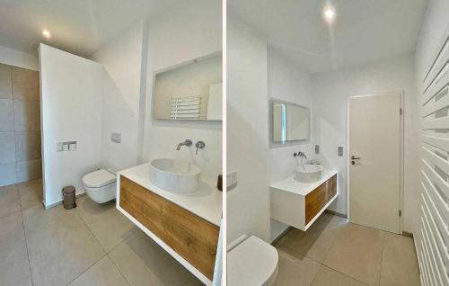 La salle de bains blanche est pourvue de 2 lavabos et de toilettes. dans l'établissement 2 Bedroom Stunning Apartment In Poseritz, à Poseritz