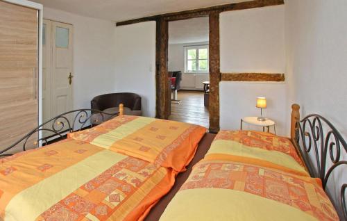 2 Betten nebeneinander in einem Zimmer in der Unterkunft Lovely Apartment In Mirow With Wifi in Mirow