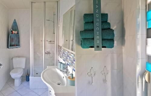 een badkamer met een wastafel, een toilet en een douche bij Stunning Home In Knigs Wusterhausen Ot With Wifi in Kablow