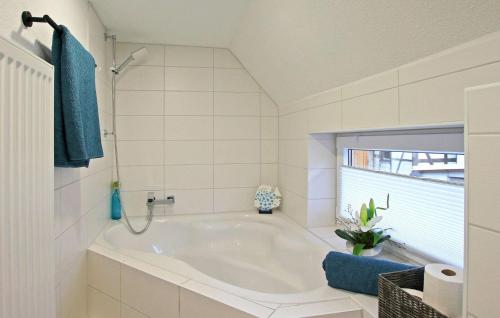 eine weiße Badewanne im Bad mit Fenster in der Unterkunft Awesome Home In Penzlin With Kitchen in Penzlin
