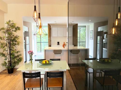 a kitchen with a white table and some chairs at Beguest Juarez Mrb&b Partner, King Size Gym in Mexico City