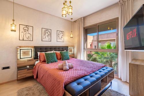 een slaapkamer met een groot bed en een groot raam bij Luxury Living Flat in Prestigia Marrakech in Marrakesh