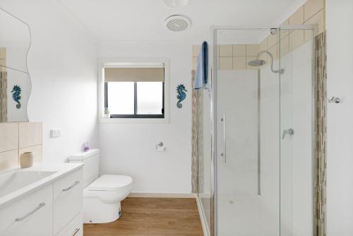 Cape WoolamaiSeahorse Shores Luxury Stay的带马桶和淋浴的白色浴室
