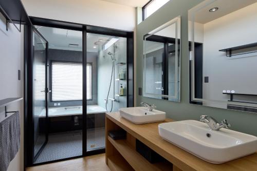Un baño de ロウリュウサウナとアイスバスのあるラグジュアリー貸別荘