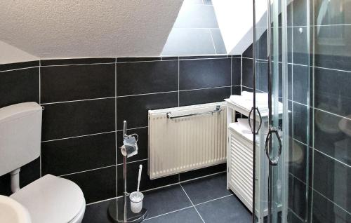 A bathroom at Nice Apartment In Rheinsberg Ot Kleinzer With Wifi
