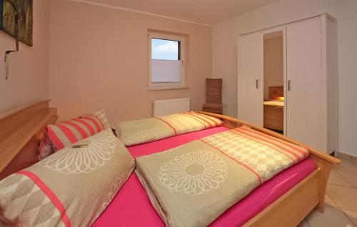 2 Betten nebeneinander in einem Zimmer in der Unterkunft Amazing Apartment In Waren mritz With Kitchen in Warenshof