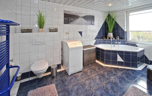 uma casa de banho com uma banheira, um WC e um lavatório. em Ferienwohnung Mit Charme em Burg Stargard