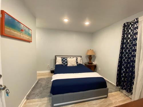 Un dormitorio con una cama azul y blanca en una habitación en Nice 2 Bedrooms apartment at 15 minutes to New York excellent bus transportation, en North Bergen
