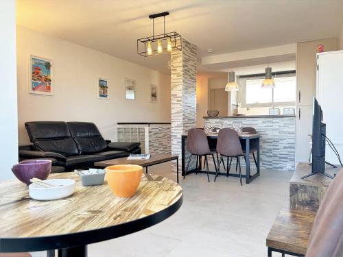 un salon avec un canapé et une table dans l'établissement Appartement 3 pièces refait à neuf avec parking, 4 couchages, proche plage et commerces - Le Lavandou - FR-1-251-584, au Lavandou
