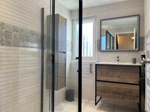 La salle de bains est pourvue d'une douche, d'un lavabo et d'un miroir. dans l'établissement Appartement Le Lavandou, 3 pièces, 4 personnes - FR-1-251-584, au Lavandou
