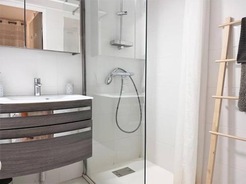 une salle de bain avec douche et lavabo dans l'établissement Charmant T2 climatisé avec piscine, terrasse, parking et Wi-Fi - 4 couchages, Le Lavandou - FR-1-251-540, au Lavandou