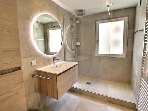 une salle de bain avec un lavabo et un miroir dans l'établissement Appartement rénové près du centre de Colmar avec balcon, 2 chambres et Wi-Fi inclus - FR-1-722-7, à Colmar