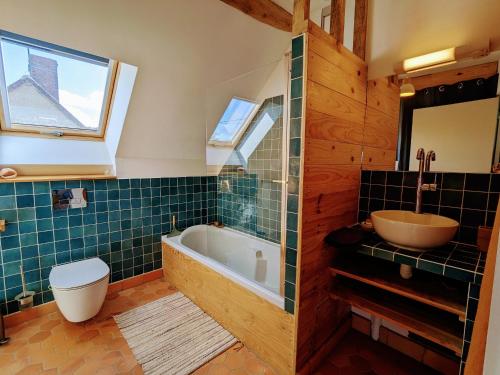 un bagno con vasca, WC e lavandino di Gîte de charme à la ferme avec jardin clos et activités familiales - FR-1-591-582 a Thenay