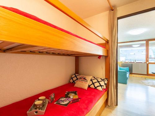 - une petite chambre avec des lits superposés et des draps rouges dans l'établissement Studio 4 pers. avec garage, balcon et navette, proche commerces et téléphérique à Saint-Lary-Soulan - FR-1-296-497, à Saint-Lary-Soulan