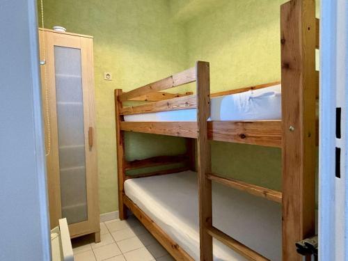 quelques lits superposés dans une chambre dans l'établissement Argelès-sur-Mer - 2 pièces cabine avec parking, à 150m de la plage - FR-1-225-809, à Argelès-sur-Mer