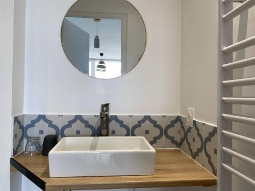 une salle de bain avec un lavabo blanc et un miroir dans l'établissement Appartement avec vue sur mer, proche plage, terrasse et parking à Perros-Guirec - FR-1-368-417, à Perros-Guirec