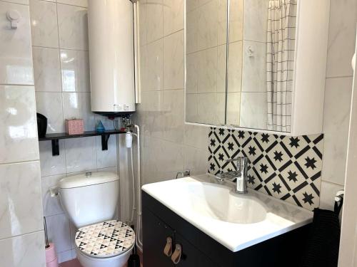 une salle de bain avec un lavabo et des toilettes dans l'établissement Charmant 2 pièces rénové, terrasse, parking, proche commerces et plage - Saint-Gilles-Croix-de-Vie - FR-1-224-810, à Saint-Gilles-Croix-de-Vie