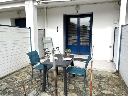 une table et des chaises assises sur une terrasse dans l'établissement Charmant 2 pièces rénové, terrasse, parking, proche commerces et plage - Saint-Gilles-Croix-de-Vie - FR-1-224-810, à Saint-Gilles-Croix-de-Vie