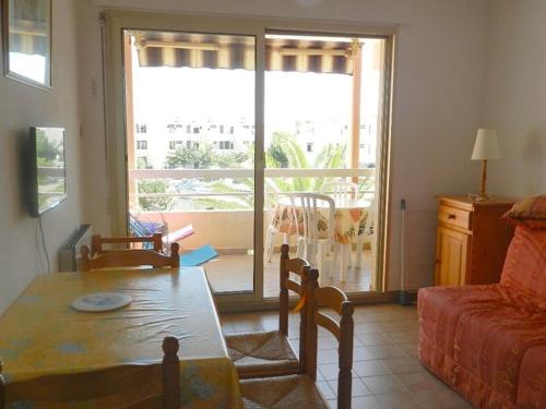 un salon avec une table et un canapé dans l'établissement Appartement cocooning 4 pers, accès plage et commerces, parking privé, ménage inclus - FR-1-251-665, à Bormes-les-Mimosas