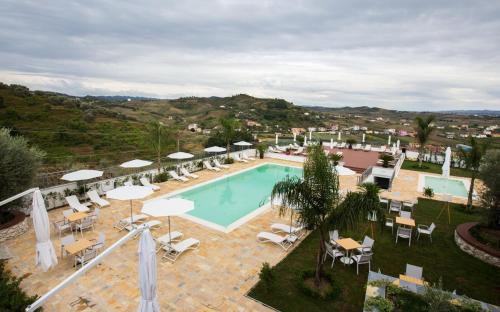una imagen de una piscina en un complejo en Vila Arber, en Golem