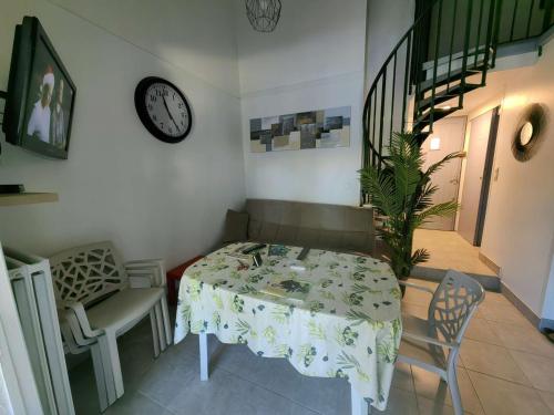Villa mitoyenne avec piscine et parking pour 4 personnes - FR-1-607-189