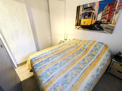 - une chambre avec un lit et une photo de train dans l'établissement Villa 4 pers avec Jardin, Piscine & Parking à 15 min de la Plage - FR-1-607-189, au Cap d'Agde