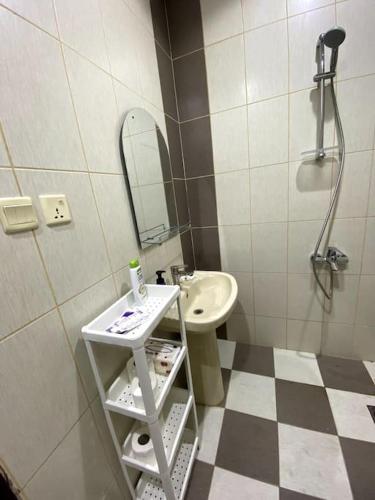 a bathroom with a sink and a toilet and a mirror at استديو في حي النهضة - دخول ذكي ٤أ in Buraydah