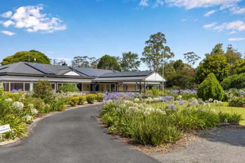 una casa con un giardino davanti di Bon Villas B&B Bonville a Coffs Harbour