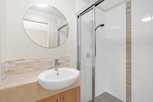 Un baño de Trinity Beach Retreat with Pool and Scenic Views