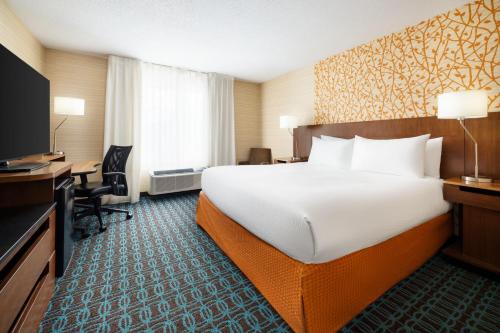 um quarto de hotel com uma cama grande e uma secretária em Fairfield Inn Concord em Concord
