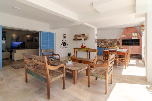 a dining room and living room with a table and chairs at Hospedaria Conceitual in Florianópolis