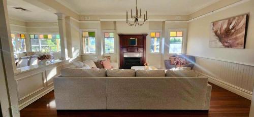 uma sala de estar com um sofá e uma lareira em Barrett Lane Homestead em Herne Hill