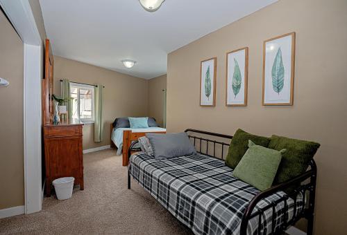 ein Wohnzimmer mit Sofa und ein Schlafzimmer in der Unterkunft Peak Haven: 2BR Mountain View in Kellogg