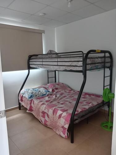 a bedroom with two bunk beds in a room at Casa Cesar Chiriquí in Chiriquí
