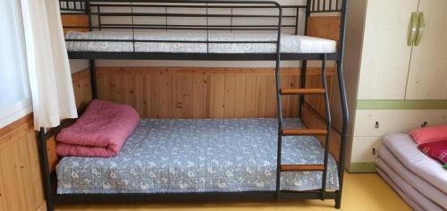 - deux lits superposés dans une chambre dans l'établissement Garden Pension, à Damyang