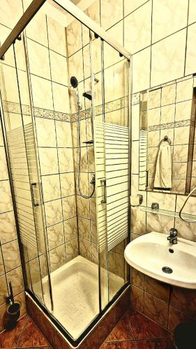 a bathroom with a shower and a sink at Starówka Boutique Hostel Cieszyn Centrum in Cieszyn