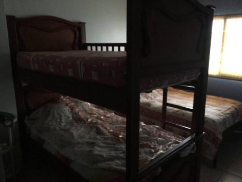 Poschodová posteľ alebo postele v izbe v ubytovaní Villa amoblada, amplia, cómoda y familiar