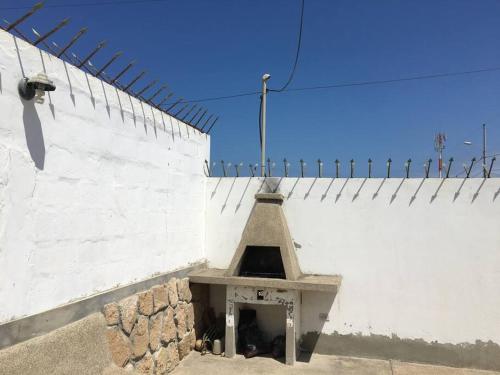 a building with a brick oven next to a wall at Villa amoblada, amplia, cómoda y familiar in Salinas