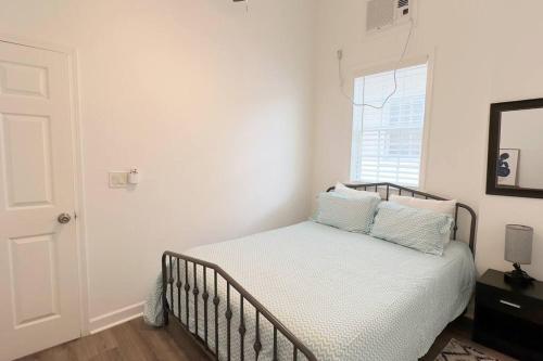 Charming 2BR! Close to FQ & Bourbon st.にあるベッド