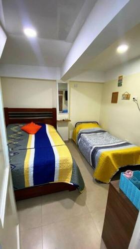 1 dormitorio con 2 camas en una habitación en Departamento feliz en Sucre
