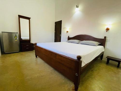 ein Schlafzimmer mit einem großen Bett in einem Zimmer in der Unterkunft Star Canal Cottage in Negombo