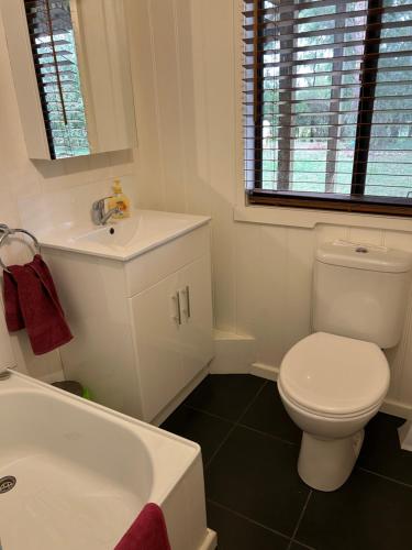 Un baño de Nestled on Tower Hill's edge, with stunning views!