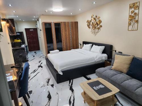 Habitación de hotel con cama y sofá en View Talay6 Mark Apartments en Pattaya centro