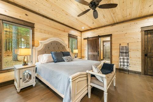 Schlafzimmer mit einem Bett und einem Deckenventilator in der Unterkunft Pine Creek Lodge in Broken Bow