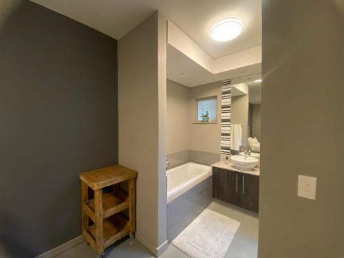a bathroom with a tub and a sink at Luxurious 2 Bed @ The Tyrwhitt in Johannesburg