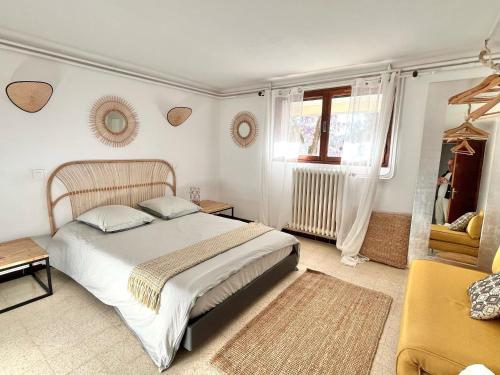 - une chambre avec un grand lit dans l'établissement Villa Lilause, à Hyères