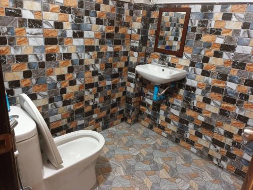 y baño con aseo y lavamanos. en Noppakao Resort, en Soem Ngam